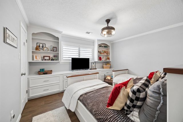 2507 Golden Pond Drive, Kingwood, TX 77345