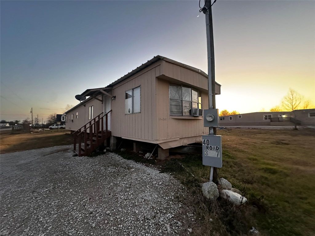 40 County Rd 3557, Cleveland, TX 77327