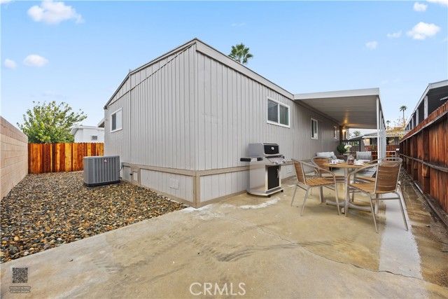 335 Hickorywood Lane, Bakersfield, CA 93308