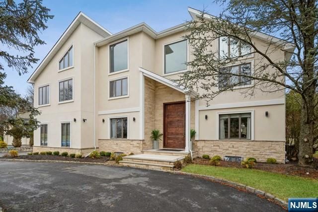 15 Fox Run, North Caldwell, NJ 07006