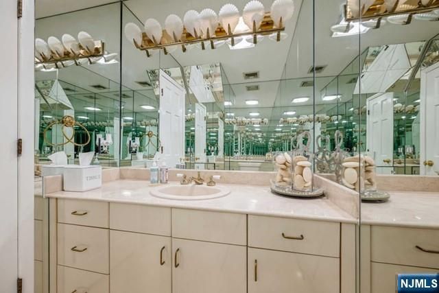 15 Fox Run, North Caldwell, NJ 07006