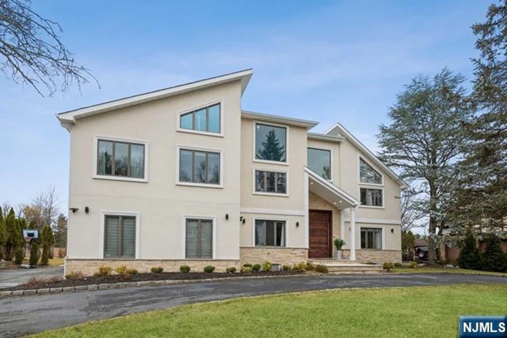 15 Fox Run, North Caldwell, NJ 07006