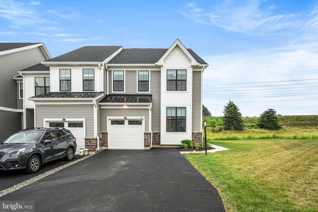 49 TAMARACK CIR, Norristown, PA 19403