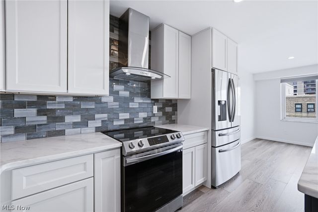 12520 Edgewater Drive 1009, Lakewood, OH 44107
