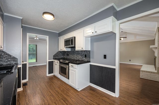 8 Kings Mountain Court, Little Rock, AR 72211