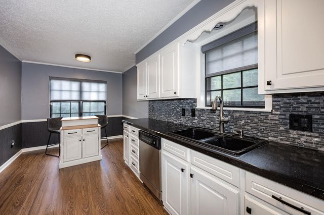 8 Kings Mountain Court, Little Rock, AR 72211