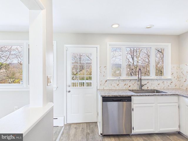 6030 RESTVIEW DR, Harrisburg, PA 17112