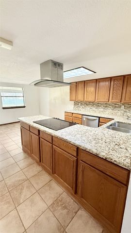 712 N Walnut Street, Weatherford, TX 76086