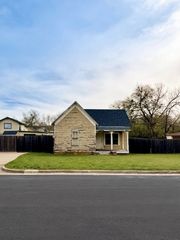 712 N Walnut Street, Weatherford, TX 76086