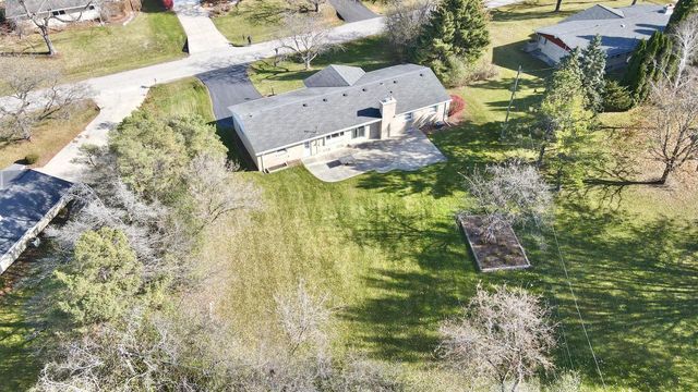 9033 N Seneca ROAD, Bayside, WI 53217