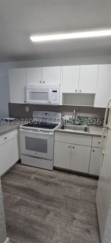 8027 NW 8th St 13, Miami, FL 33126