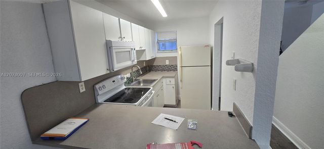 8027 NW 8th St 13, Miami, FL 33126