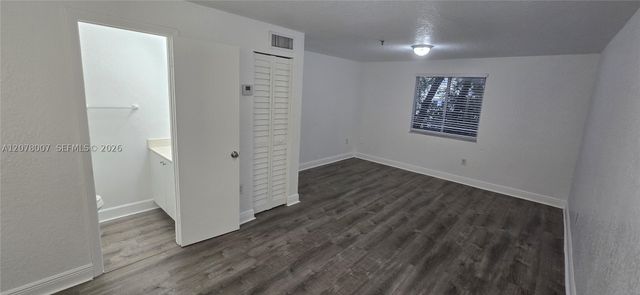 8027 NW 8th St 13, Miami, FL 33126