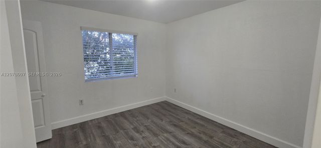 8027 NW 8th St 13, Miami, FL 33126