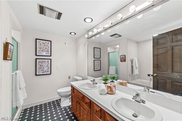 5200 Three Village Drive LLB, Lyndhurst, OH 44124