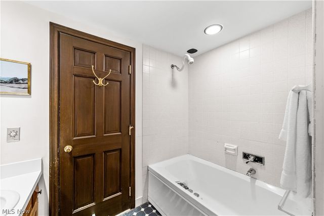 5200 Three Village Drive LLB, Lyndhurst, OH 44124