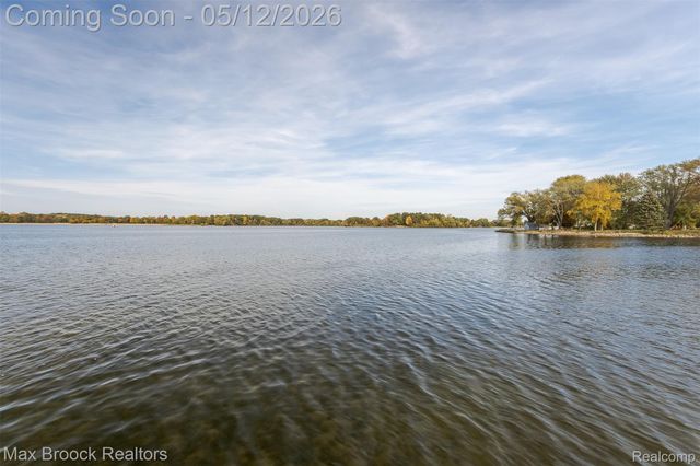 8385 Pontiac Lake Road 14, White Lake Charter Township, MI 48386