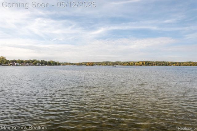 8385 Pontiac Lake Road 14, White Lake Charter Township, MI 48386