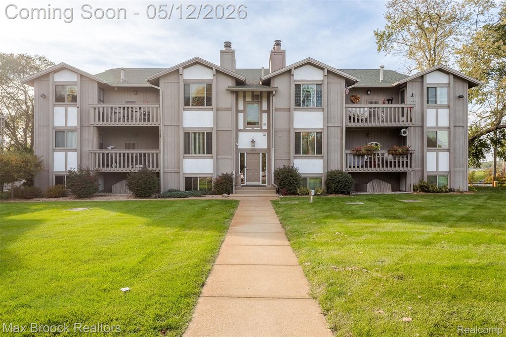 8385 Pontiac Lake Road 14, White Lake Charter Township, MI 48386
