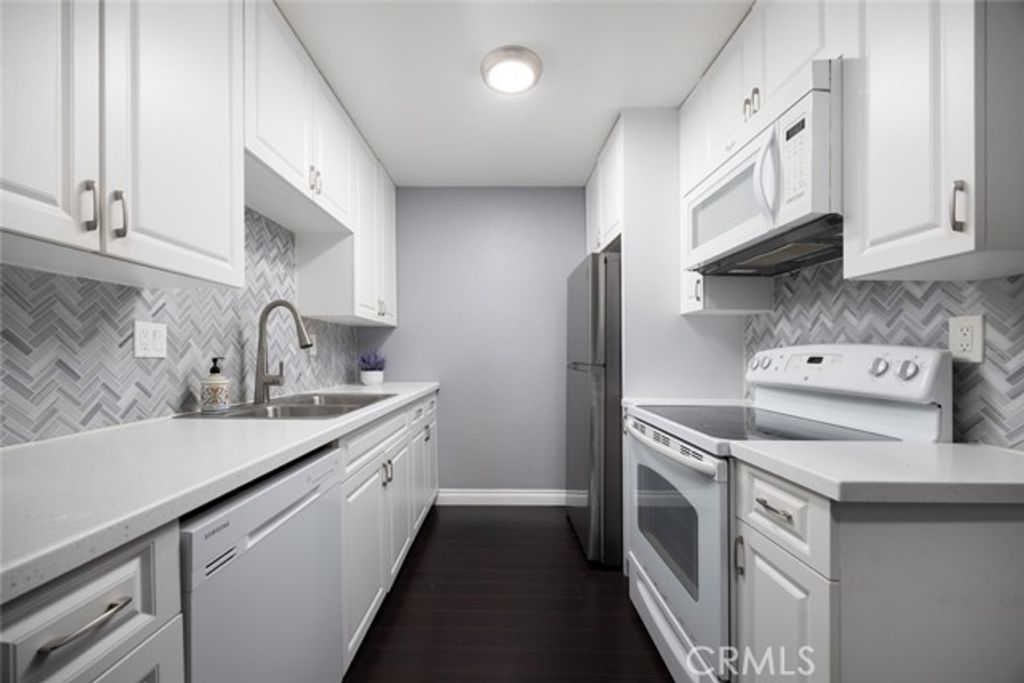 1000 W MacArthur Boulevard 11, Santa Ana, CA 92707