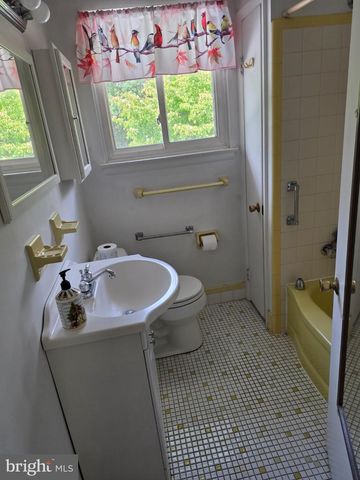 20 KAREN DR, Malvern, PA 19355