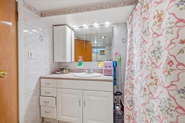 6915 69th Street, Glendale, NY 11385