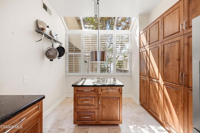 600 Kingswood Lane F, Simi Valley, CA 93065