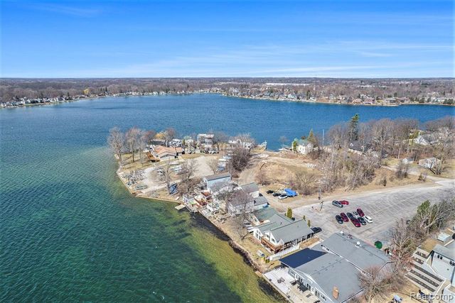 2294 Sonora Drive, Fenton, MI 48430