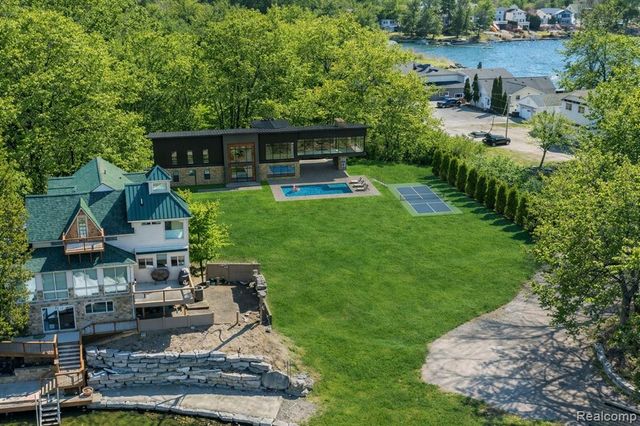 2294 Sonora Drive, Fenton, MI 48430