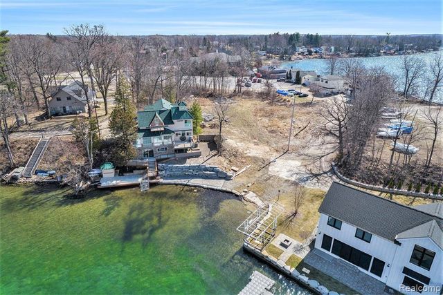 2294 Sonora Drive, Fenton, MI 48430