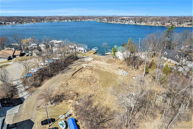 2294 Sonora Drive, Fenton, MI 48430