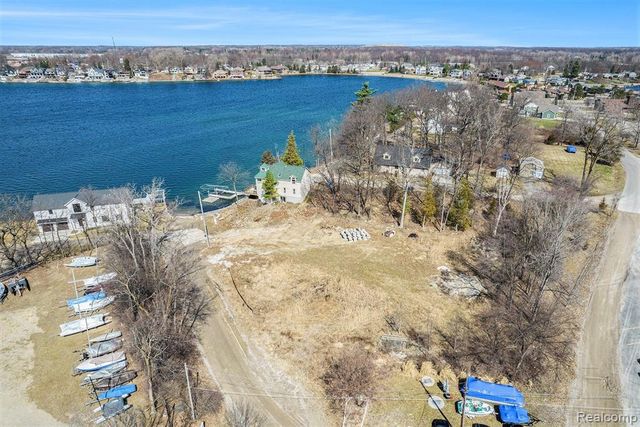 2294 Sonora Drive, Fenton, MI 48430