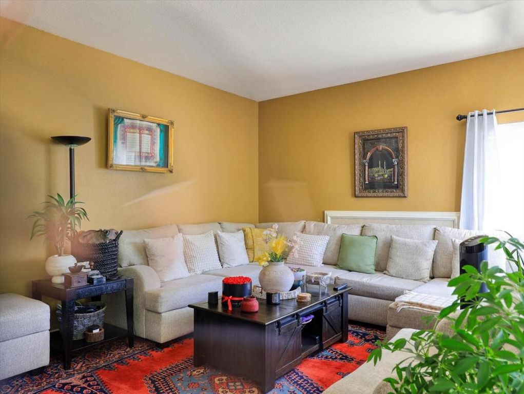 Image 11 of property listing at 2977 Miraloma Way, Union City, CA 94587