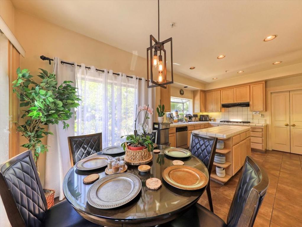 Image 15 of property listing at 2977 Miraloma Way, Union City, CA 94587