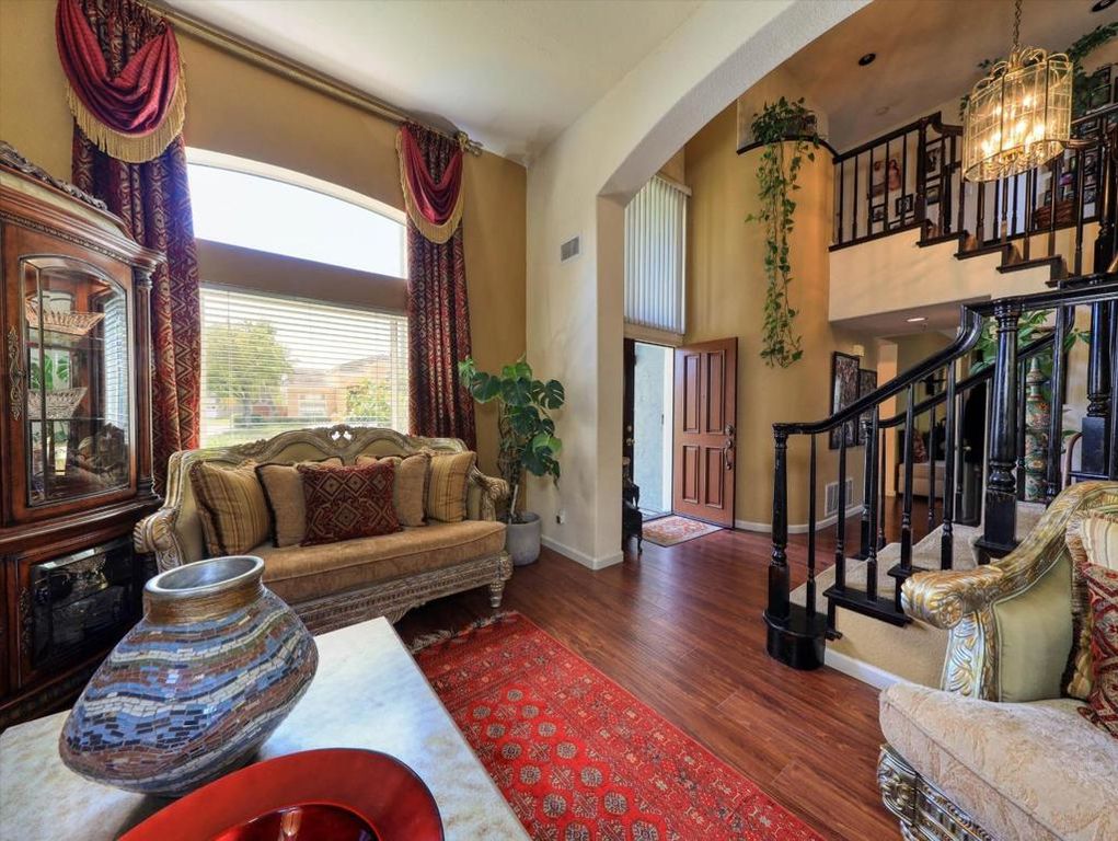 Image 8 of property listing at 2977 Miraloma Way, Union City, CA 94587