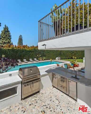 211 S Muirfield Road, Los Angeles, CA 90004