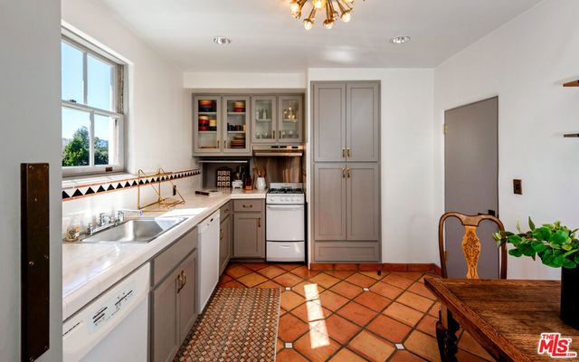 211 S Muirfield Road, Los Angeles, CA 90004