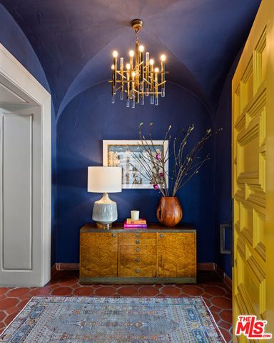 211 S Muirfield Road, Los Angeles, CA 90004