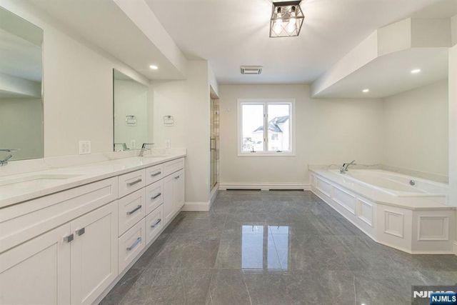 7 Shaw Court, Fairfield, NJ 07004