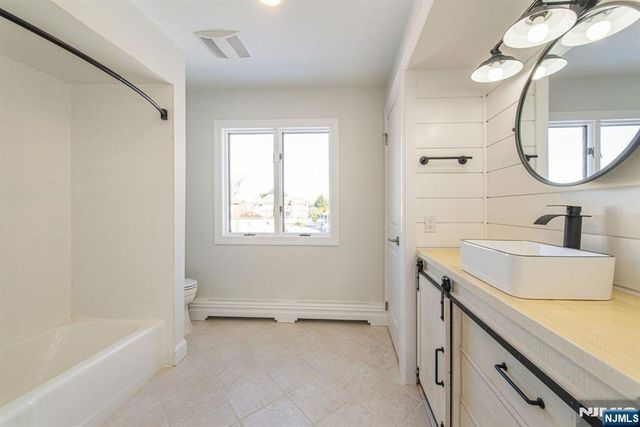 7 Shaw Court, Fairfield, NJ 07004