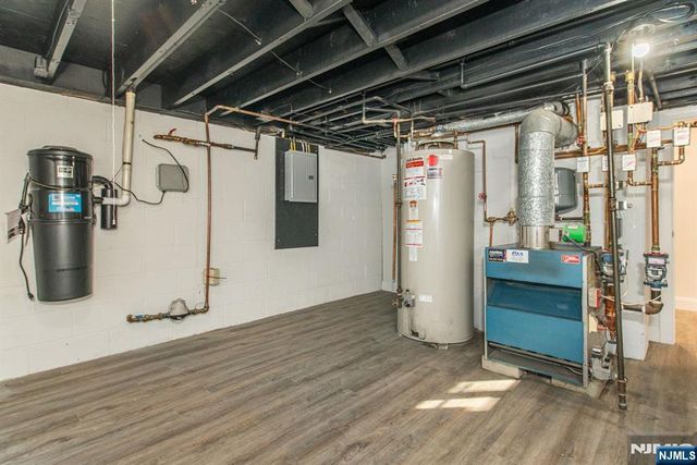 7 Shaw Court, Fairfield, NJ 07004