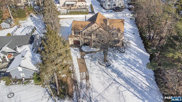 7 Shaw Court, Fairfield, NJ 07004