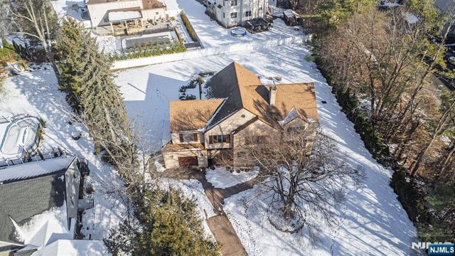 7 Shaw Court, Fairfield, NJ 07004