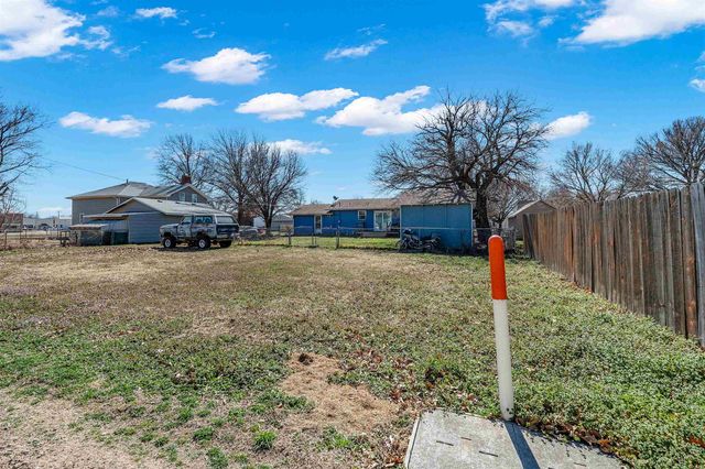 212 W 9th St, Harper, KS 67058