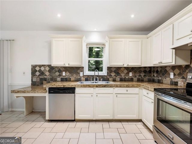 2136 Valley Oaks Drive SE, Smyrna, GA 30080