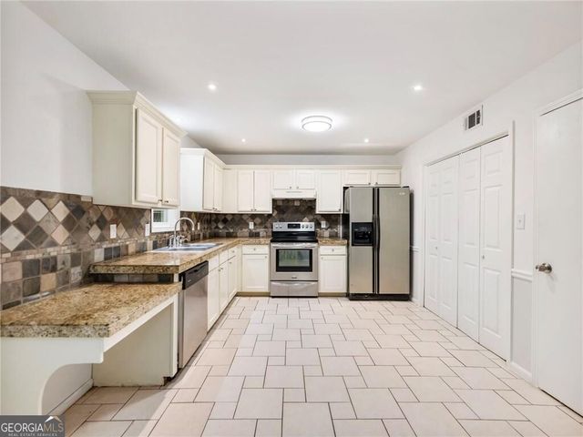 2136 Valley Oaks Drive SE, Smyrna, GA 30080