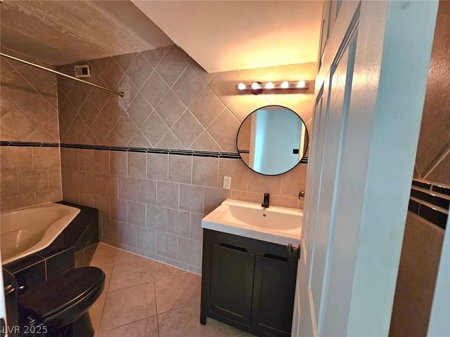 1460 Hialeah Drive B, Las Vegas, NV 89119