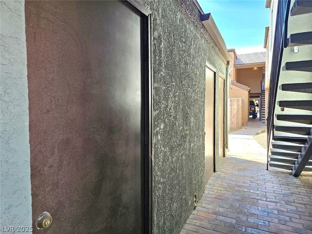 1460 Hialeah Drive B, Las Vegas, NV 89119