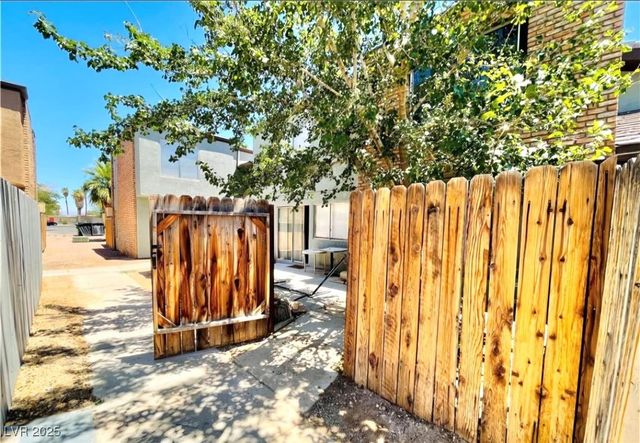 1460 Hialeah Drive B, Las Vegas, NV 89119