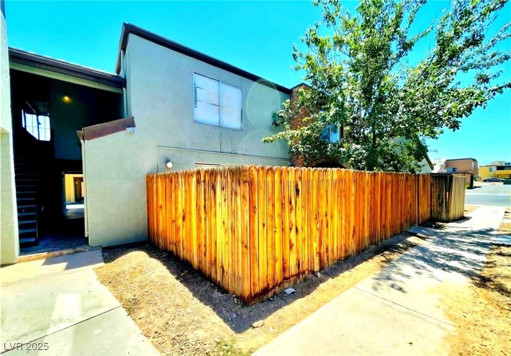 1460 Hialeah Drive B, Las Vegas, NV 89119